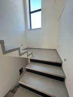  Ukazka-realizace-schody-s-vinylovou-podlahou-BUKOMA-STONE-UCLICK-Beton kamen svetly